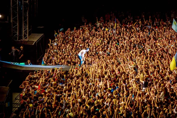 Odessa Ucrânia Junho 2014 Uma Grande Multidão Pessoas Divertindo Estádio — Fotografia de Stock