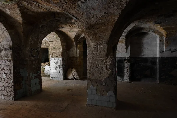 Viejo Túnel Abandonado Una Bodega Subterránea Entrada Catacumbas Mazmorra Antigua —  Fotos de Stock