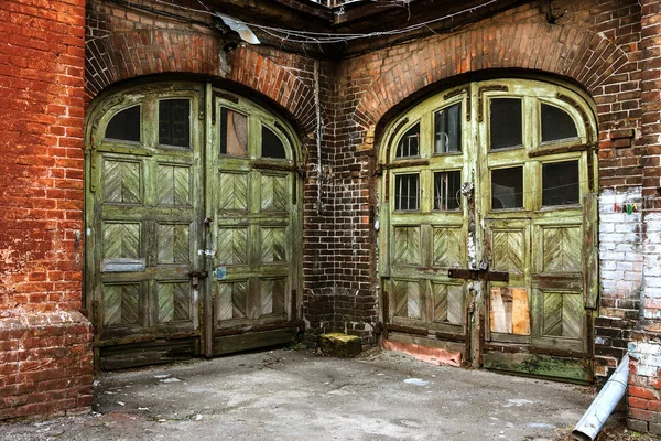 Zavallı Mahallesi eski ahşap kapı. Eski vintage eski bir duvar ahşap. Yıkım, ahşap kapı ve vintage çit izleri, paslı metal çivi. Harabe ve yoksulluk kavramsal arka plan