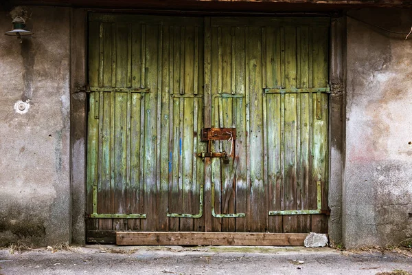 破旧的木门在贫困的季度 古老的老式木制的旧墙 破坏痕迹 木门和老式围栏 生锈的金属钉子 废墟与贫困的概念背景 — 图库照片