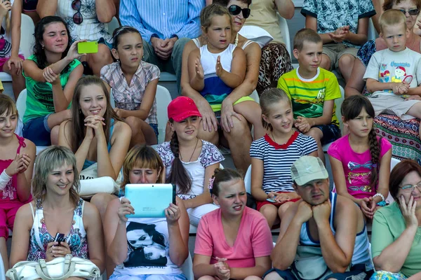 乌克兰奥德萨 2013年7月10日 所有年龄段的欣喜若狂的快乐观众高兴地观看了生动的图片德雷西罗万尼海豚 在海豚馆展出 — 图库照片