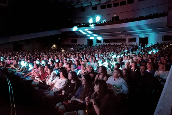 オデッサ ウクライナ 2014 創造的な光と音楽をファッショナブルなジャズバンド コンサートで観客 — ストック写真
