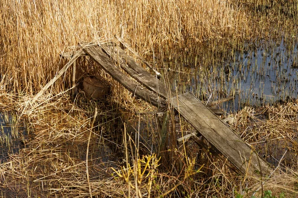 Rustikální Dřevěný Starý Most Deformované Zchátralý Dřevěný Most Přes Průplav — Stock fotografie