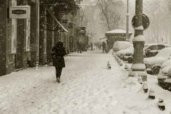 Odessa, Ukrayna-Ocak 16, 2018: Güçlü kar yağışı, Siklon kışın şehir sokaklarda. Arabalar karla kaplıdır. Kaygan yol. Kışın kötü hava: şiddetli kar yağışı ve kar fırtınası. Yayalar kar üzerinde gitmek
