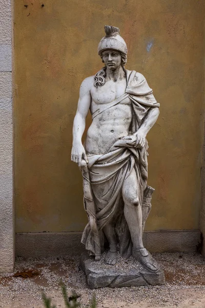 Kopie Klasycznymi Rzeźbami Greckich Zdobią Fasady Opuszczonym Hotelu Gipsowe Kopie — Zdjęcie stockowe