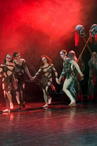 Odessa, Ukrayna - 2 Haziran 2013: Oyuncular kostümlü prova bale Odessa Bale Tiyatrosu sahne alanı'nda 