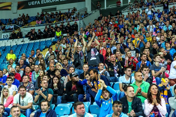 Odessa, Ukrayna - 15 Eylül 2016: Aktif futbol tribün taraftarlara