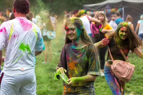 KRASNODAR, RUSSIA - May11,2018: Renkler Festivali, geleneksel Hint Holi festivali. Gençler Holi bayramında renkli pudra atarken eğleniyorlar. Renkli boya festivali. Renk Festivali