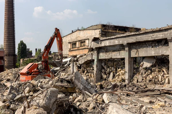 乌克兰奥德萨 2015年8月29日 地震后清理一座老工业建筑的废墟 风景与老工业工厂大厦的废墟 — 图库照片