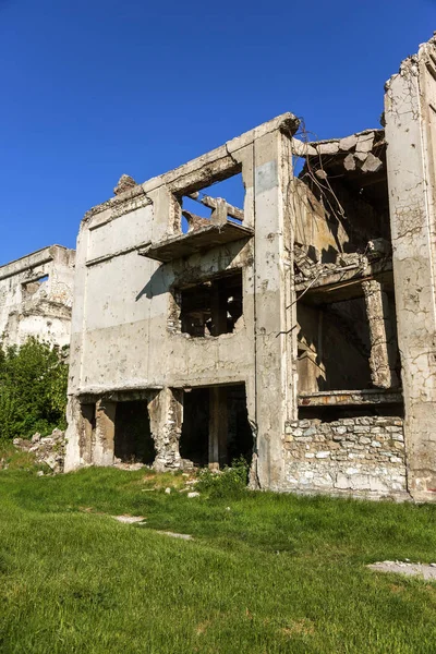 Verlaten Verwoest Door Explosie Bombardementen Beschietingen Van Verwoeste Gebouw Gaten — Stockfoto