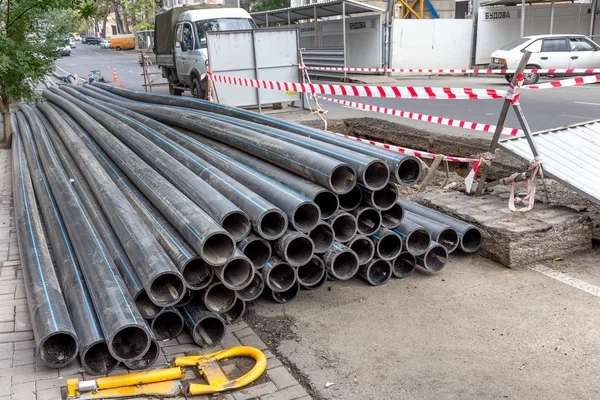 Odessa, Ukrayna-Ekim 18,2015: Modern teknolojileri bina. Yükleme noktası'nın altında otoyol delme tarafından plastik boru. Kablo ve boru çekme yeraltı Stroebe delinmiştir. Modern karmaşık plastik boru döşeme