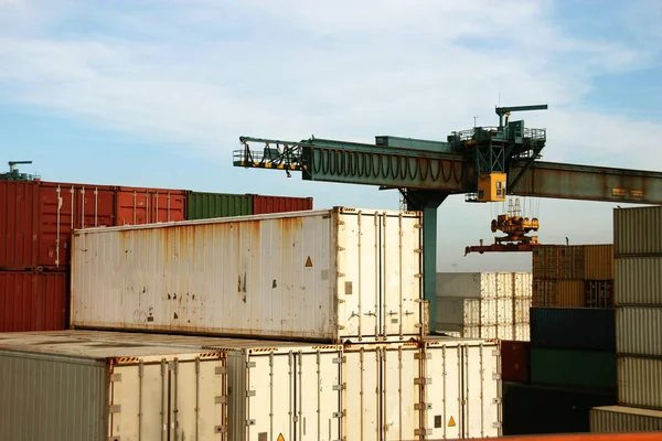 乌克兰奥德萨 2008年 工业集装箱货货船与工作起重机 码头上的货物集装箱船 集装箱的交付 物流进出口运输业 — 图库照片