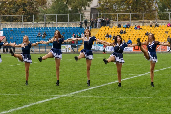 オデッサ ウクライナ 2017 ステージ上の子供の 若い子供アンサンブル民族衣装ダンスでダンスを競技場の緑の草の上 スタジアムで踊る子供たち — ストック写真