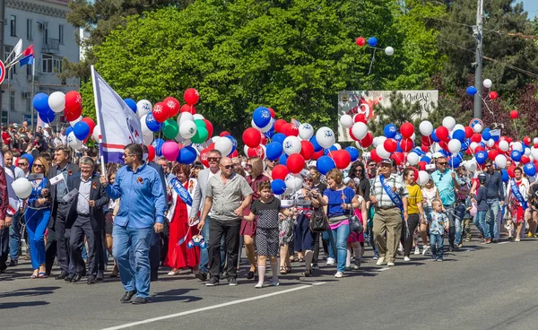 ノヴォロシースク ロシア連邦 2018 メーデーのデモ 休日の行列の間にバナーを持つ人々 労働日を祝います すべての働く人々 の日です 植民地で行進する人々 — ストック写真