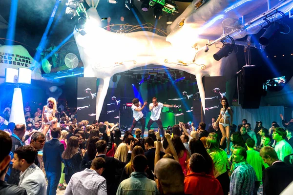 奥德萨 夜总会为度假暑假的游客推出新的现代灯光秀新娱乐 2014年6月22日 乌克兰奥德萨 — 图库照片
