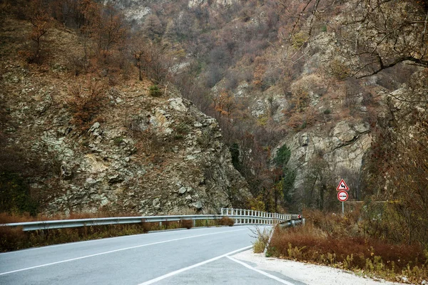 Weg Bergen Bergbos Een Prachtige Nieuwe Asfalt Highway Loopt Door — Stockfoto