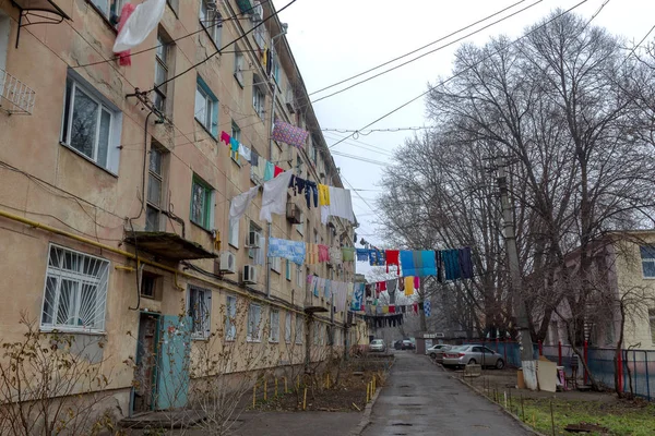 乌克兰奥德萨 1月18日 乌克兰奥德萨市 在紧逼的绳子上 旧城的院子里洗了干净的衣服和床单 在老房子和树木之间晾干 — 图库照片