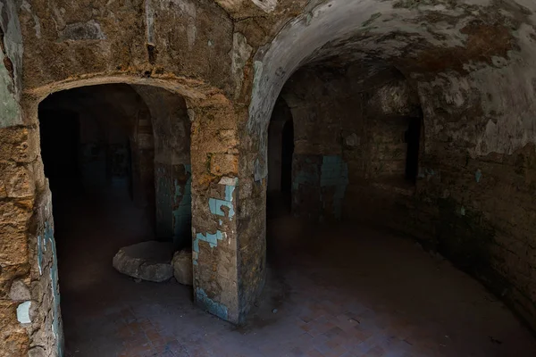 地下ワインセラーでの古い放棄されたトンネル カタコンベへの入り口 ダンジョン古い石造りの要塞 としてステージング ダーク デザインの創造的な背景は 古代ダンジョンの神秘的なインテリア — ストック写真