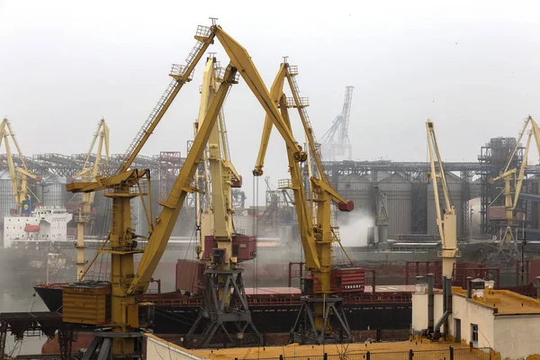 Odessa Ucraina Marzo 2018 Porto Industriale Commerciale Marittimo Nella Nebbia — Foto Stock