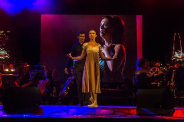 Odessa, Ukrayna - Ağustos 8,2018: bale dansçıları çifti ise şarkı şarkıcı aşkın romantik dansı dans etmek. Kadın ve erkek birlikte beyaz dans sahnede dans ediyorlar. Bale ve modern koreografi