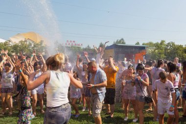 Odessa, Ukrayna - 5 Ağustos 2017: Gençler, bayanlar baylar bayram tatili sırasında birbirlerine renkli toz atma eğleniyorlar. Erkek ve kız ıslak giysileri içinde iyi eğlenceler. Islak parti