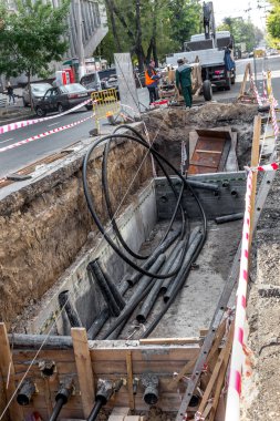 Odessa, Ukrayna-Ekim 18,2015: Modern teknolojileri bina. Yükleme noktası'nın altında otoyol delme tarafından plastik boru. Kablo ve boru çekme yeraltı Stroebe delinmiştir. Modern karmaşık plastik boru döşeme