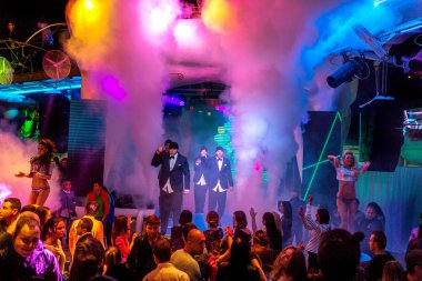 Odessa - 22 Haziran: yeni bir modern ışık göster: yeni eğlence ziyaretçi tatil tatil sezon, 22 Haziran 2014, Odessa, Ukrayna yaz için gece kulübü hediyeler