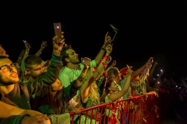 Odessa, Ukrayna-25 Ağustos 2017: büyük kalabalık, gün boyunca rock konseri sırasında müzik hayranları göster. Seyirci kum Beach müzik ve spor Z-Oyunlar Festivali sırasında