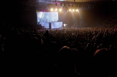 Odessa, Ukrayna, 17 Nisan 2012: Pop konser ikonik Rus şarkıcı Philip Kirkorov Odessa'daki. Ful ile parlak renkli ışık ve tiyatro gösterisi.