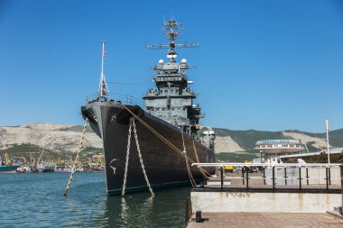 Novorossiysk, Rusya - 3 Mayıs 2018: Novorossiysk ticari liman. Deniz fırkateyn yolcu Novorossiysk liman Harbor. Askeri gemi - müze Rusya turistlere açıktır
