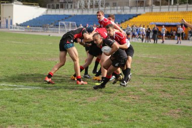 Odessa, Ukrayna - 29 Eylül 2018: Final Oyunları Şampiyonası Ukrayna'nın en güçlü takımları Rugby-7. Rugby topu alan üzerinde. Rugby topu için ağır mücadele sahip. Takım sporcular oyuncular sahada