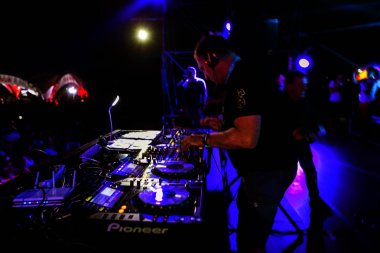 Odessa, Ukrayna - 22 Ağustos 2017: ünlü Dj sarkaç müzik festivali Z-Oyunlar gece sahnede çalıyor. DJ gece kulübünde gerçekleştirme sarkaç