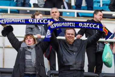 Odessa, Ukrayna 03/17/2018: stadyum tribünlerde seyirci. Stadyumda futbol taraftarları. Mutlu ve sallayarak flamalar Fc Chernomorets rafları fanlar bulunmaktadır