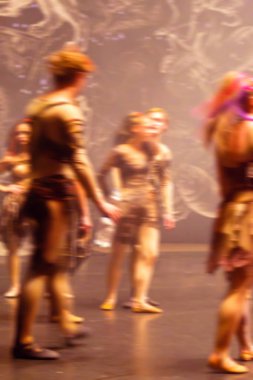 uzun pozlama ile soyut bir bulanık, yumuşak odak resim modern sahnede bale'nın performansını gösteren bir örnek bulunmaktadır. Hareket yaratıcı sanatçılarla parlak tiyatro arka plan bulanıklık