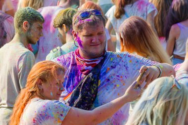 Odessa, Ukrayna - 5 Ağustos 2017: Gençler, bayanlar baylar bayram tatil sırasında renkli toz içine atma iyi eğlenceler. Festivali renkli boya. renkler aşk festival. Renk fest
