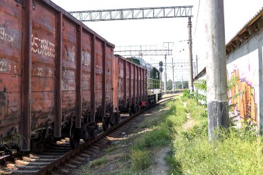 Odessa, Ukrayna - 29 Ağustos 2015: Demiryolu İstasyonu bahçesinde parça. Yerel trenler. Artık kullanılmayan eski demiryolu tren düşük konfor