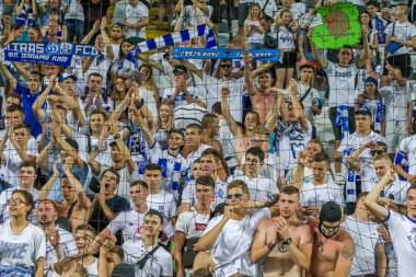 Odessa, Ukrayna 23 Temmuz 2018: Bir kalabalık futbol stadyumu. Ziyaret edenler stadyum standları dolu. Stadyumda futbol taraftarları. Taraftar standları sevinç, hafif ateş ve dalgalanan bayrak.