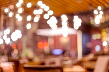 Küçük bir restoranın içi bulanık bir arka plan. Bokeh Kafe 'nin içini sıcak koyu renklerle bulanıklaştırmış. Yaratıcı moda tasarımı için arka plan olarak.