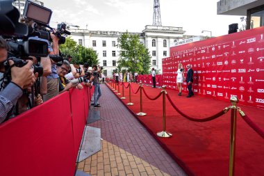 Odessa, Ukrayna - 10 Temmuz 2015: 6 Uluslararası Film Festivali Odessa, kırmızı halı açılış. Bir fotoğrafçı olarak çalıştı. Birçok seyirci ve paparazzi göz alıcı konuklar karşıladı.