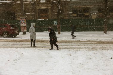 Odessa, Ukrayna-Ocak 16, 2018: Güçlü kar yağışı, Siklon kışın şehir sokaklarda. Arabalar karla kaplıdır. Kaygan yol. Kışın kötü hava: şiddetli kar yağışı ve kar fırtınası. Yayalar kar üzerinde gitmek