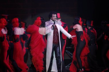 Odessa, Ukrayna, 17 Nisan 2012: Pop konser ikonik Rus şarkıcı Philip Kirkorov Odessa'daki. Ful ile parlak renkli ışık ve tiyatro gösterisi.