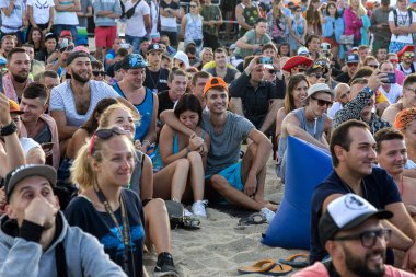 Odessa, Ukrayna -25 Ağustos 2017: büyük kalabalık, müzik sırasında rock konserinde hayranlarını gün boyunca. Seyirci kum Beach müzik ve spor festivali Z-Oyunlar sırasında