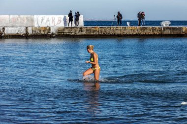 Odessa, Ukrayna - 19 Ocak 2016: Hıristiyan Ortodoks kilisesinin Baptist Karadeniz buzlu sularda Iususa İsa'nın John Ürdün Nehri'nde vaftiz günü banyo. Hıristiyan geleneğinde, yıkanarak