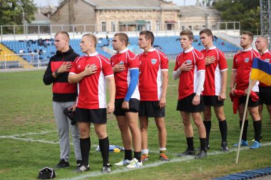 Odessa, Ukrayna - 29 Eylül 2018: Final Oyunları Şampiyonası Ukrayna'nın en güçlü takımları Rugby-7. Rugby topu alan üzerinde. Rugby topu için ağır mücadele sahip. Takım sporcular oyuncular sahada