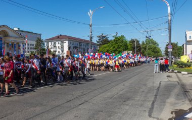 Novorossiysk, Rusya - 1 Mayıs 2018: Mayıs günü gösteri. Barış! İş! Mayıs! İnsanlar ile tatil geçit töreni sırasında Bayrak İşçi Bayramı kutlamak. 1 Mayıs günü tüm çalışan insanlar. Koloni içinde yürüyen insanlar