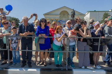 Novorossiysk, Rusya - 1 Mayıs 2018: Mayıs günü gösteri. Barış! İş! Mayıs! İnsanlar ile tatil geçit töreni sırasında Bayrak İşçi Bayramı kutlamak. 1 Mayıs günü tüm çalışan insanlar. Koloni içinde yürüyen insanlar