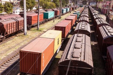Odessa, Ukrayna - 14 Ağustos 2017: demiryolu vagonlar yük metal ve tahıl bağlantı noktası ile. trenler yük vasıl kargo terminal için sırada bekliyor. Demiryolu taşımacılığı için en ekonomik lojistik çözümler