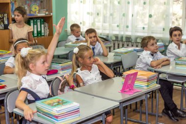 Odessa, Ukrayna - 1 Eylül 2015: ilkokul çocukları ile öğretmenler ve veliler okul yılının ilk günü. Bilginin Bayramı günü. Dersler yeni öğretim yılı başlıyor.