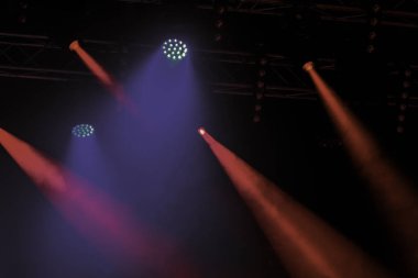 yakın çekim çekim karanlık sahne projektörler