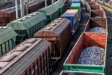 Odessa, Ukrayna - 6 Ekim 2015: terminal şube demiryolu yük treni. Demiryolu taşımacılığı. Yük. Taşıyan ahşap, ahşap, Kurşun külçeler, bir treni metal kütük. Bir tren hareket